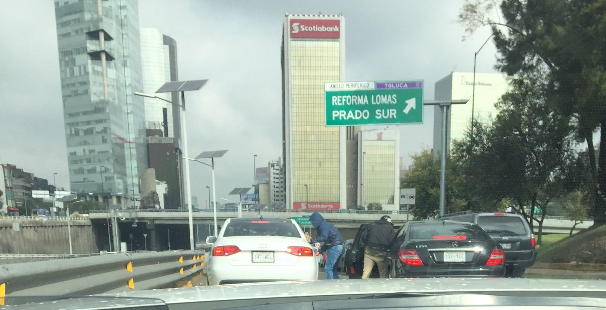 “Están asaltando en la lateral de Periférico, a la altura de la Fuente de Petroleos”, publicó el automovilista.