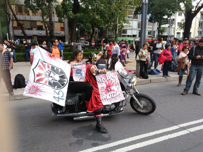 A bordo de una motocicleta, un hombre con máscara de luchador, autonombrado “súper SME”, exige justicia en el caso de la desaparición de los 43 normal