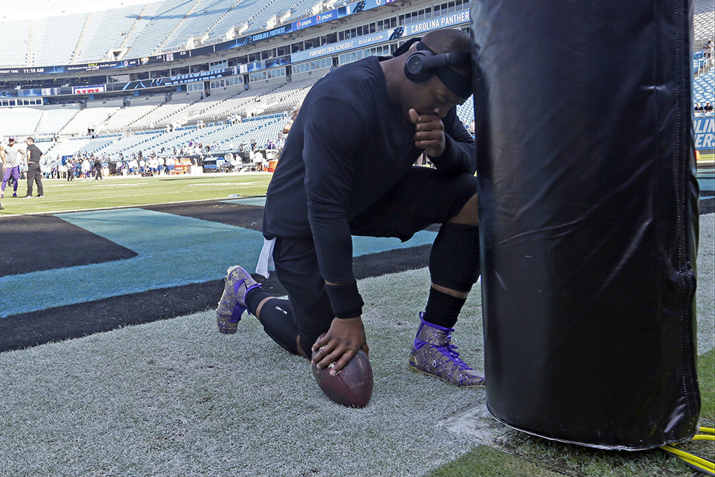 Cam Newton durante el calentamiento de las Panteras