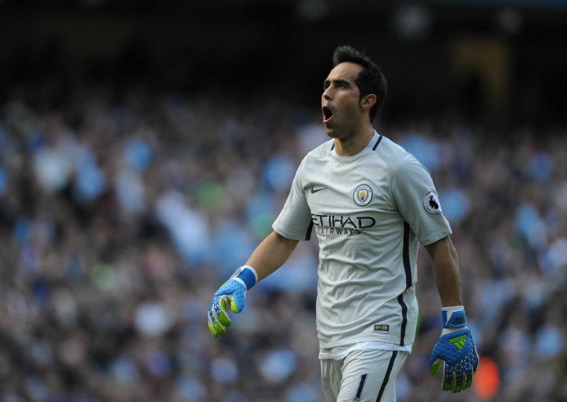 Claudio Bravo con la casaca del Manchester City 