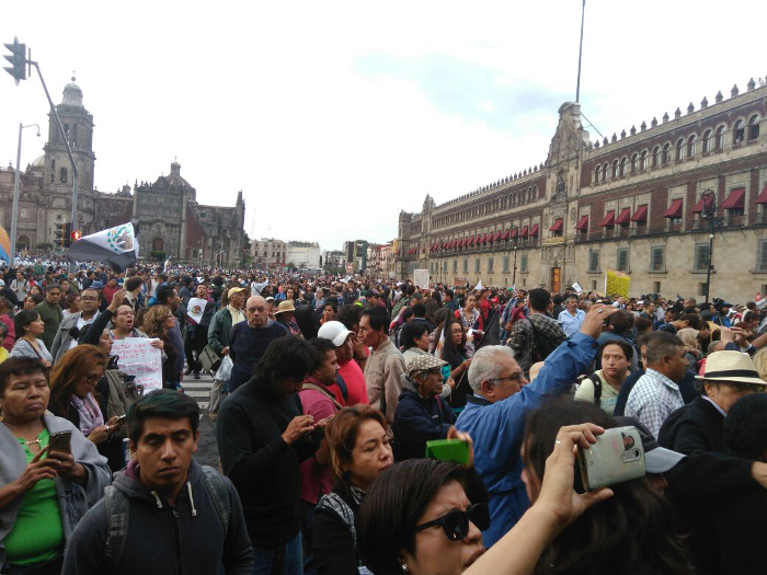 Los contingentes entraron por la calle 5 de Mayo y llegaron al Zócalo capitalino.