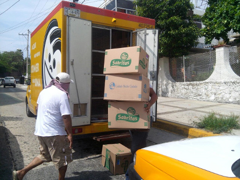 En la costera Miguel Alemán, taxistas de la CETIG y colonos, saquearon tres camiones repartidores de Sabritas, agua E-pura, y refrescos de la Coca Col