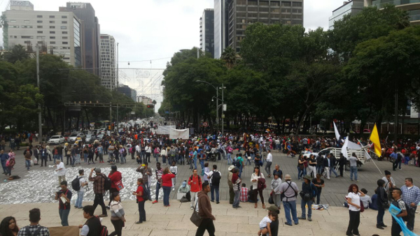 Decenas de personas están reunidas en el Ángel de la Independencia para salir en marcha rumbo al Zócalo, por los 2 años de la desaparición de 43 norma