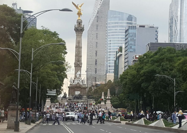 En la glorieta del Ángel de la Independencia, los contingentes están reunidos para salir en marcha.