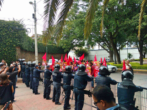 Integrantes de Antorcha Campasina llegaron hasta la residencia oficial del gobernador, Graco Ramírez, pero fueron frenados por elementos de la Policía