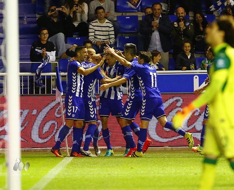Jugadores del Alavés festejan un gol ante la impotencia de Memo Ochoa.