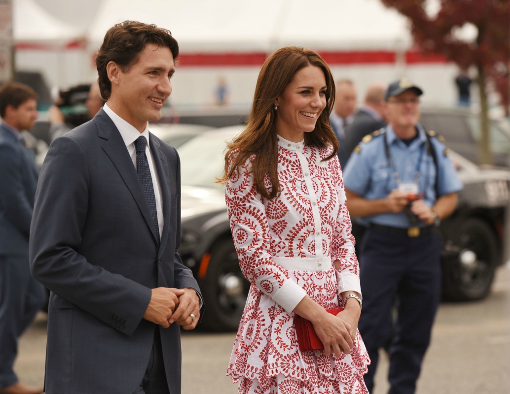 En esta ocasión, Kate Middleton optó por un vestido con los colores de la bandera canadiense: blanco y rojo. 