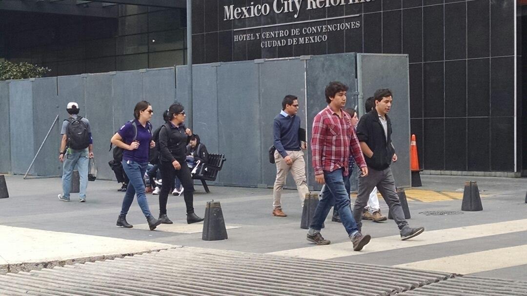 Con vallas metálicas han sido resguardados edificios, en la ruta que tendrá una marcha, esta tarde, en memoria de los 43 normalistas de Ayotzinapa des
