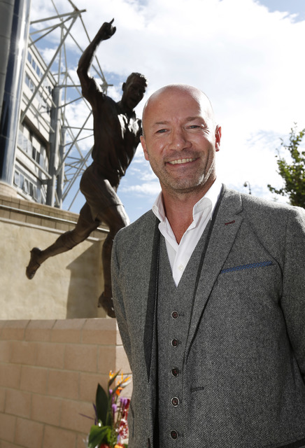 Alan Shearer, posando enfrente de su estatua
