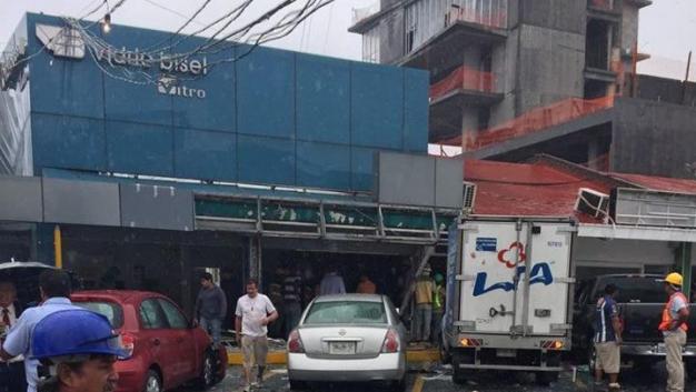 Autoridades acudieron para auxiliar a los afectados. 