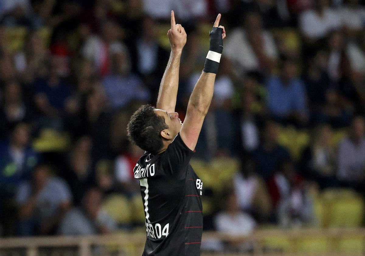 'Chicharito' festeja su gol número 100