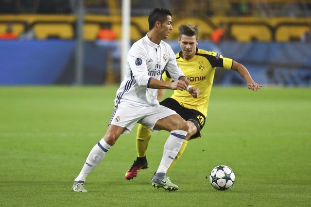 Cr7 burlandose al defensa del Borussia 