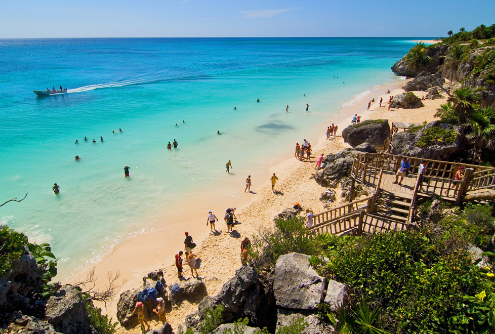 Tulum, Q. Roo: Reúne dos atractivos que impactan a primera vista, una paradisíaca playa con aguas turquesa y una zona arqueológica. Con un ambiente rú