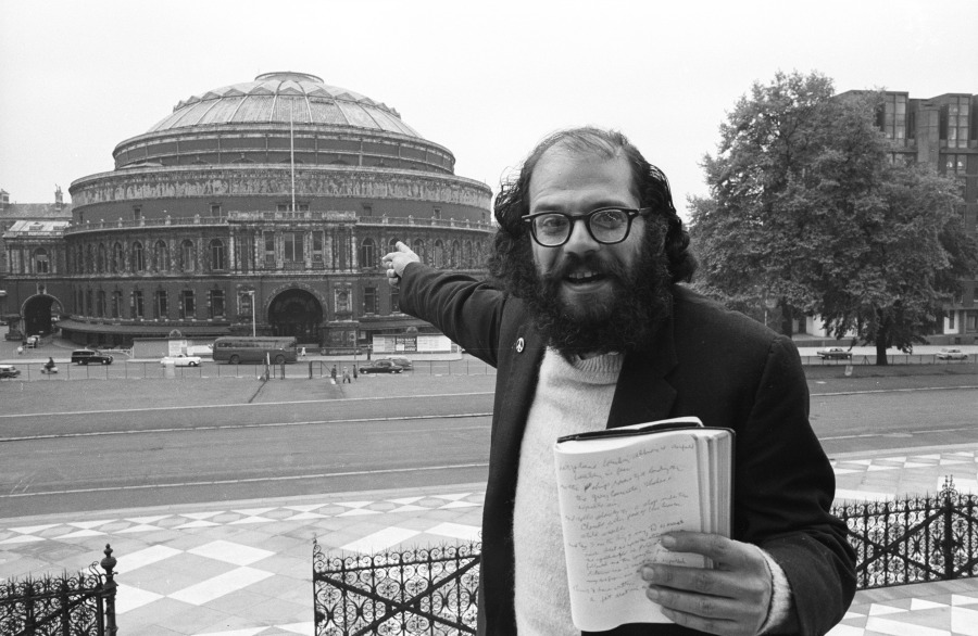Allen Ginsberg frente al Royal Albert Hall en 1965