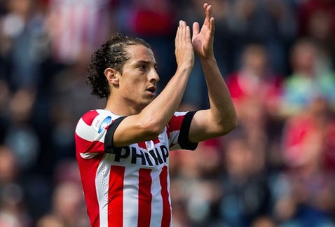 Andrés Guardado, reconociendo el apoyo del público del Psv