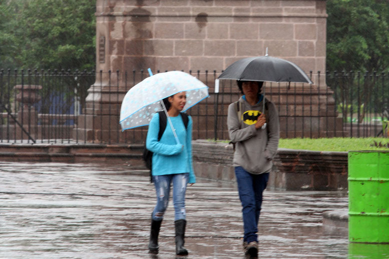 Los chubascos continuarán durante los siguientes dos días y a partir del sábado disminuye la posibilidad de lluvia. 