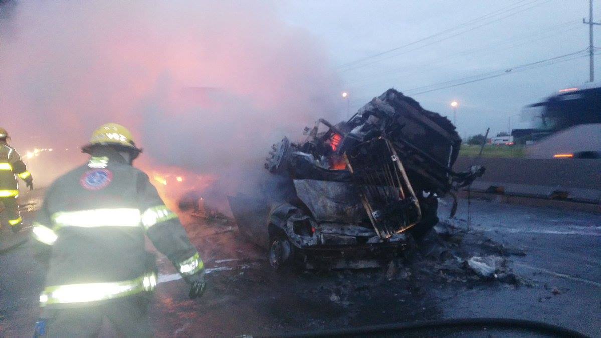 Elementos de Bomberos acudieron para sofocar el incendio. 