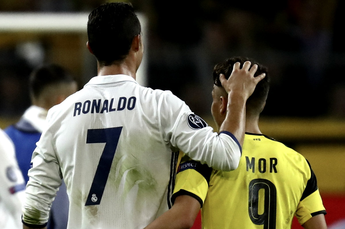 Emre Mor admira a CR7