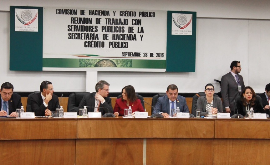Funcionarios de la secretaria de Hacienda en reunión con Diputados.