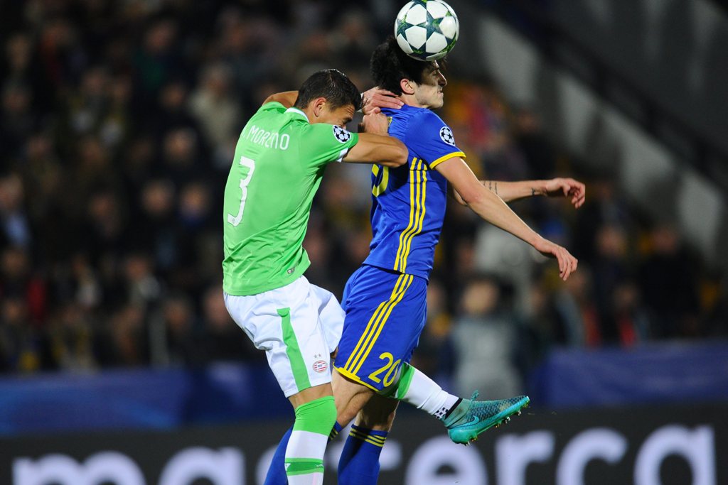 Héctor Moreno en la pelea del balón 