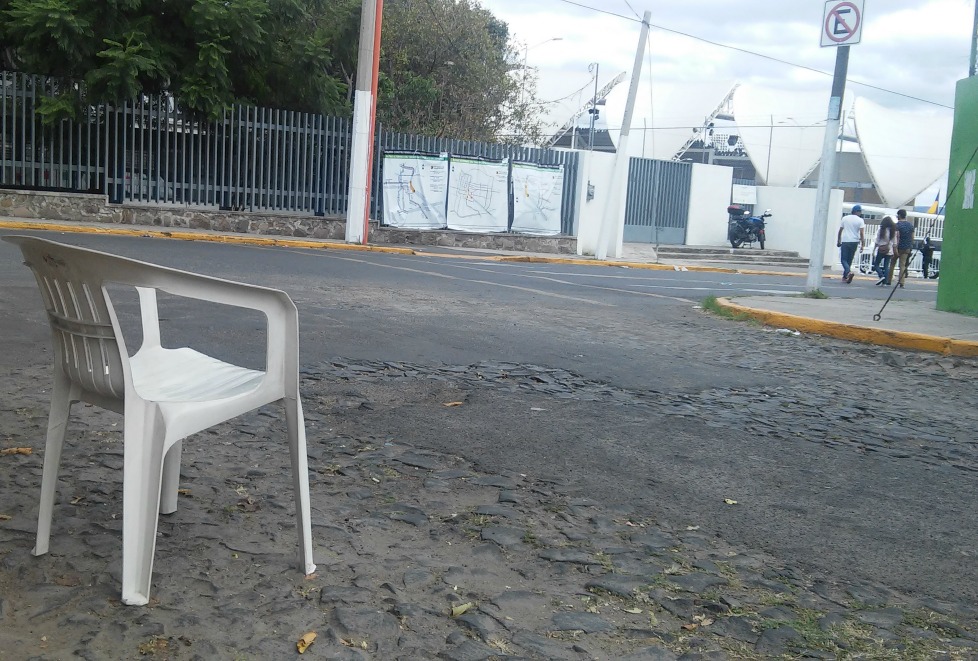 La obstrucción de las cocheras y banquetas es una de las problemáticas con los vecinos del estadio de Charros.