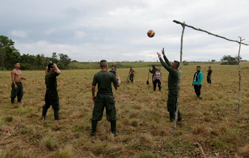 Tras el acuerdo final de paz firmado el lunes con el gobierno colombiano, las FARC dejarán las armas en un plaza de 6 meses. 