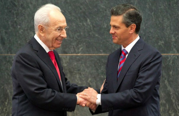 El presidente Enrique Peña Nieto y el ex presidente de Israel, Shimon Peres, durante una visita a México.
