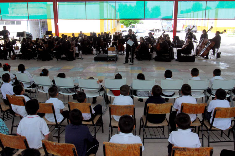 Ramón Shade, dirigió a una orquesta disciplinada y lúdica donde todas las partes disfrutaron el tono de infancia y ternura del concierto.