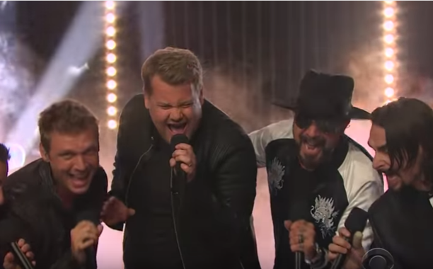 James Corden se convirtió en el sexto miembro de la banda en una interpretación