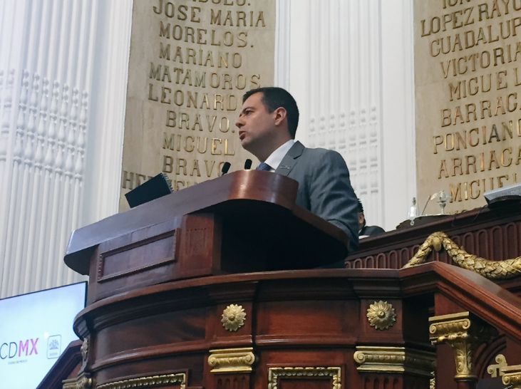 El secretario de Desarrollo Social de la Ciudad de México, José Ramón Amieva, durante su comparecencia. 