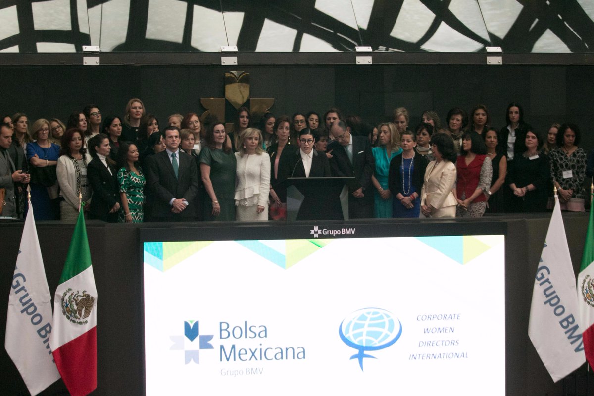Un grupo de mujeres abren jornada en la Bolsa Mexicana de Valores.