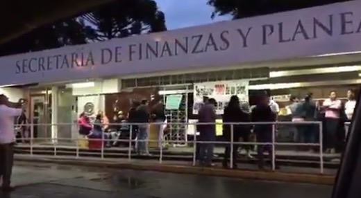 Los maestros cerraron las oficinas de finanzas. 