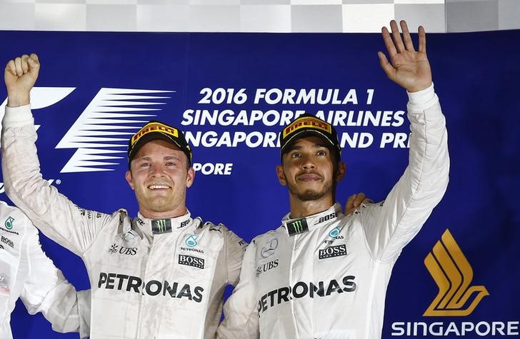 Nico Rosberg y Lewis Hamilton en el podio del Gran Premio de Singapur
