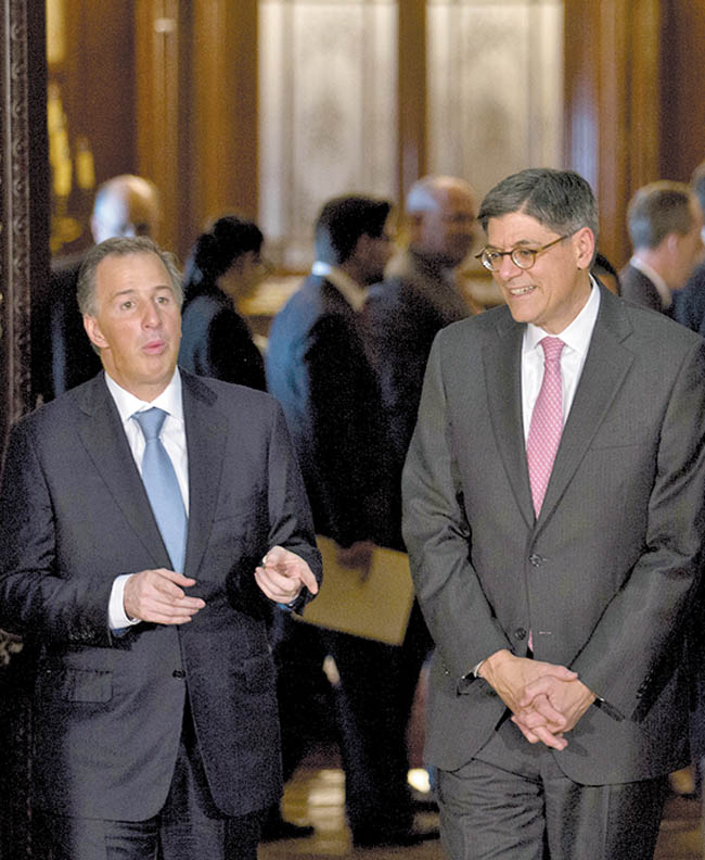 El secretario Meade y titular del Tesoro de EU en Palacio Nacional. 