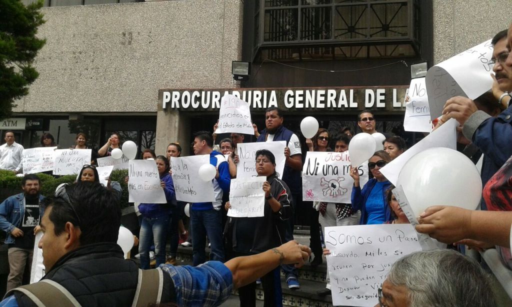 Amigos y familiares convocaron a otra movilización el próximo lunes en una plaza comercial de Naucalpan de Juárez. 