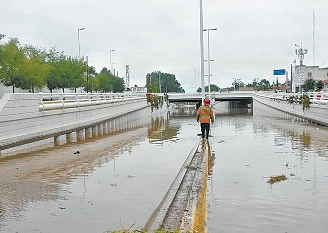 El desbordamiento de la presa Del Hielo provocó la emergencia. 