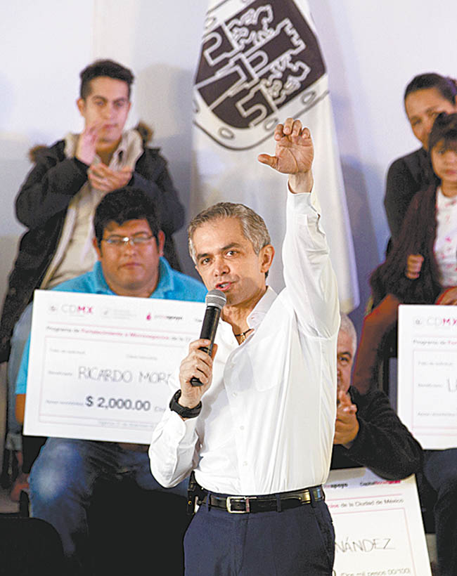 El jefe de Gobierno promete seguir dando respaldo a micronegocios. 