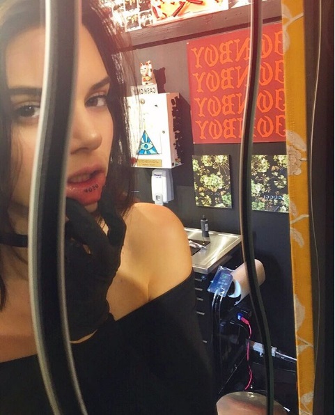La modelo se tatúo su labio inferior. 