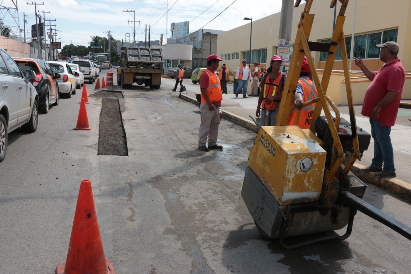 Labores de bacheo en Tampico.