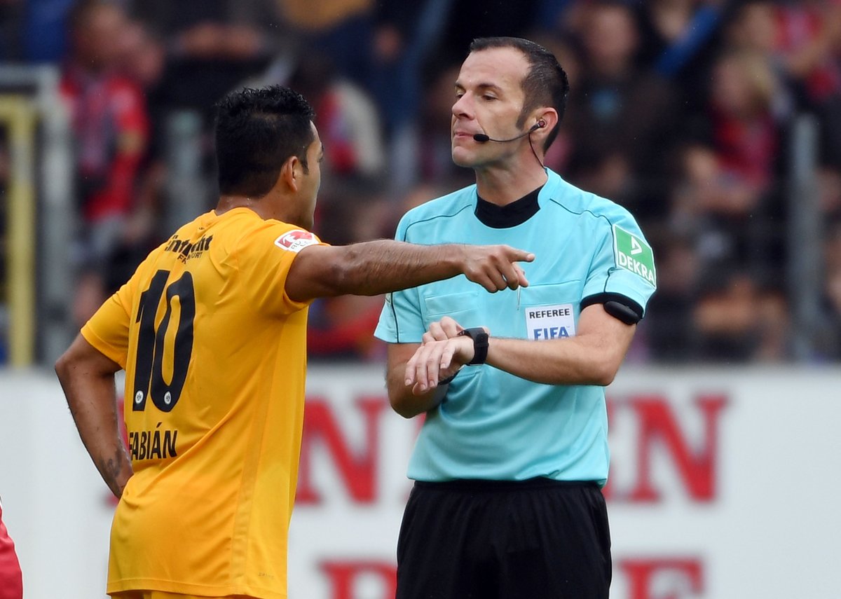 Marco Fabián reclama una acción al árbitro del encuentro.