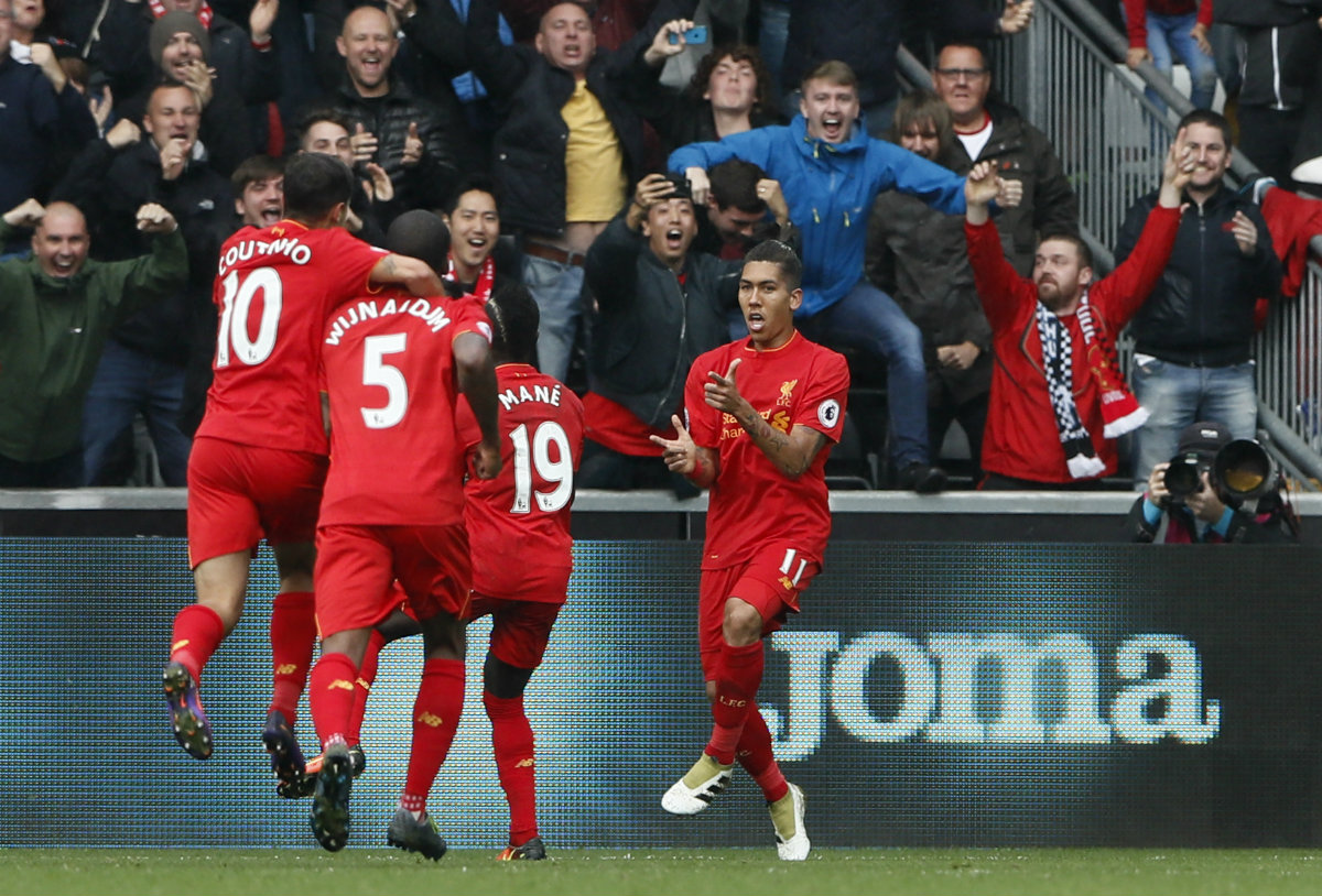 Roberto Firmino festeja su gol junto a sus compañeros.
