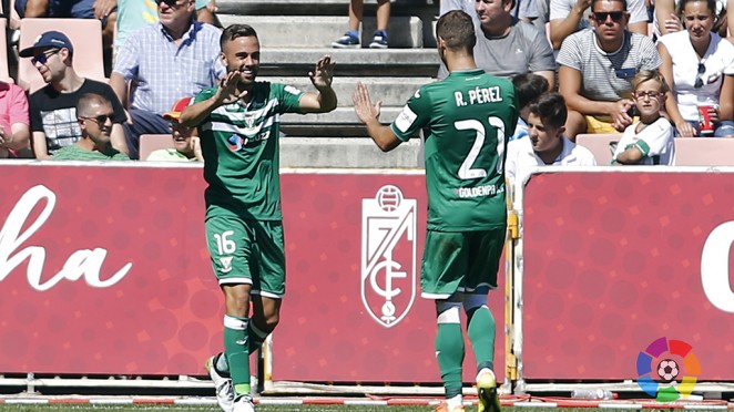 Szymanowski festeja la anotación con la que batió a Memo Ochoa.