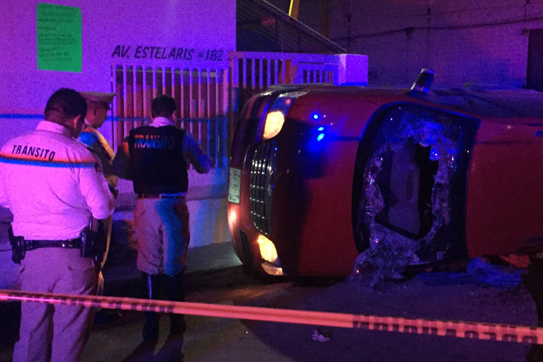 Según testigos, el conductor dormitó y perdió el control de su camioneta. 