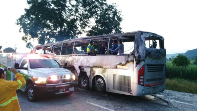 La unidad de ADO se estrelló e incendió cuando cubría la ruta Ciudad de México-Villahermosa.