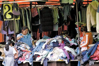 Venta de ropa en la frontera tamaulipeca.