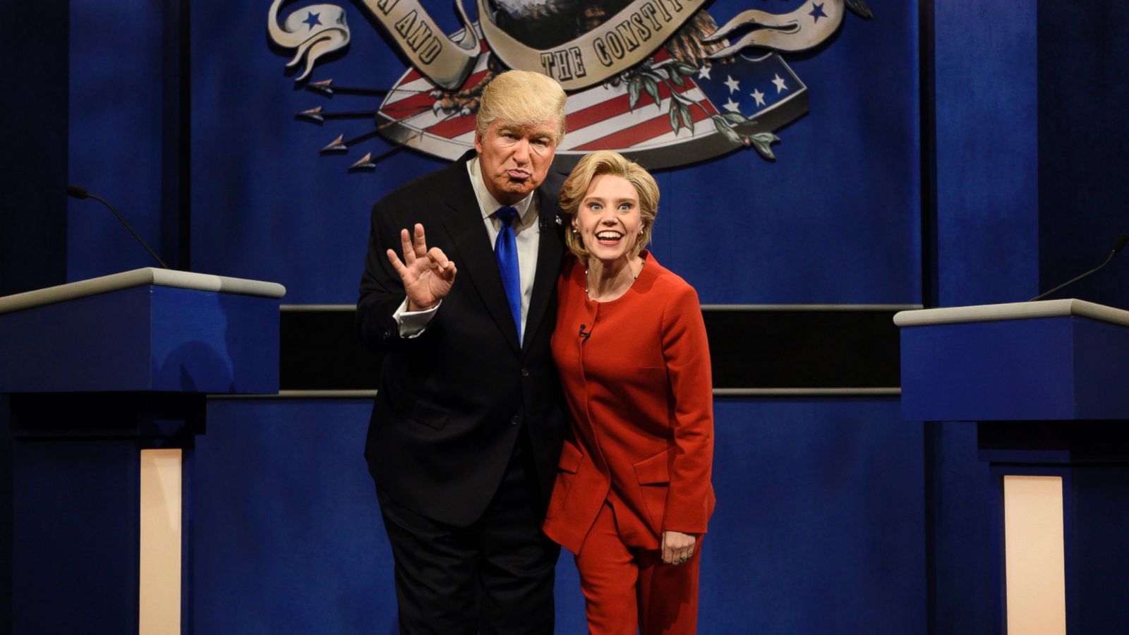 Alec Baldwin y Kate McKinnon parodiaron a Donald Trump y Hillary Clinton. 