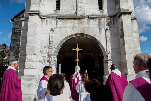 Después del asesinato del párroco, los feligreses regresaron a la iglesia de Normandía.