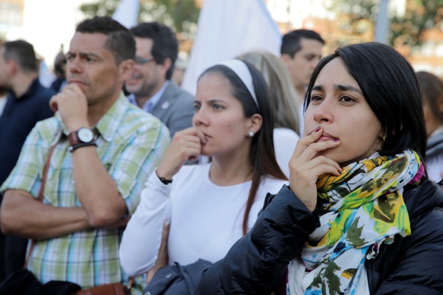 Los colombianos esperaron durante más de una hora los resultados del plebiscito que pondría fin a más de cinco décadas de conflicto armado con las FAR