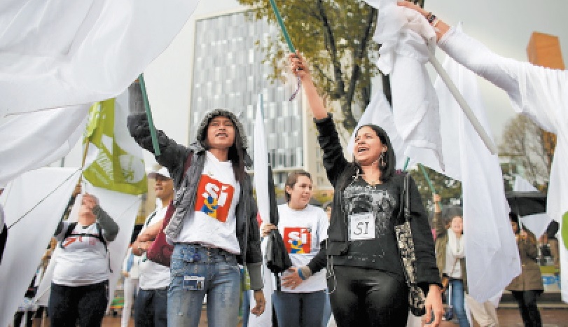 De acuerdo a las encuestas, el ‘sí’ al acuerdo con la guerrilla lleva una amplia ventaja.