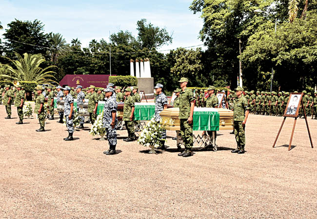 El homenaje en la explanada del 94 Batallón de Infantería para los militares caídos. 